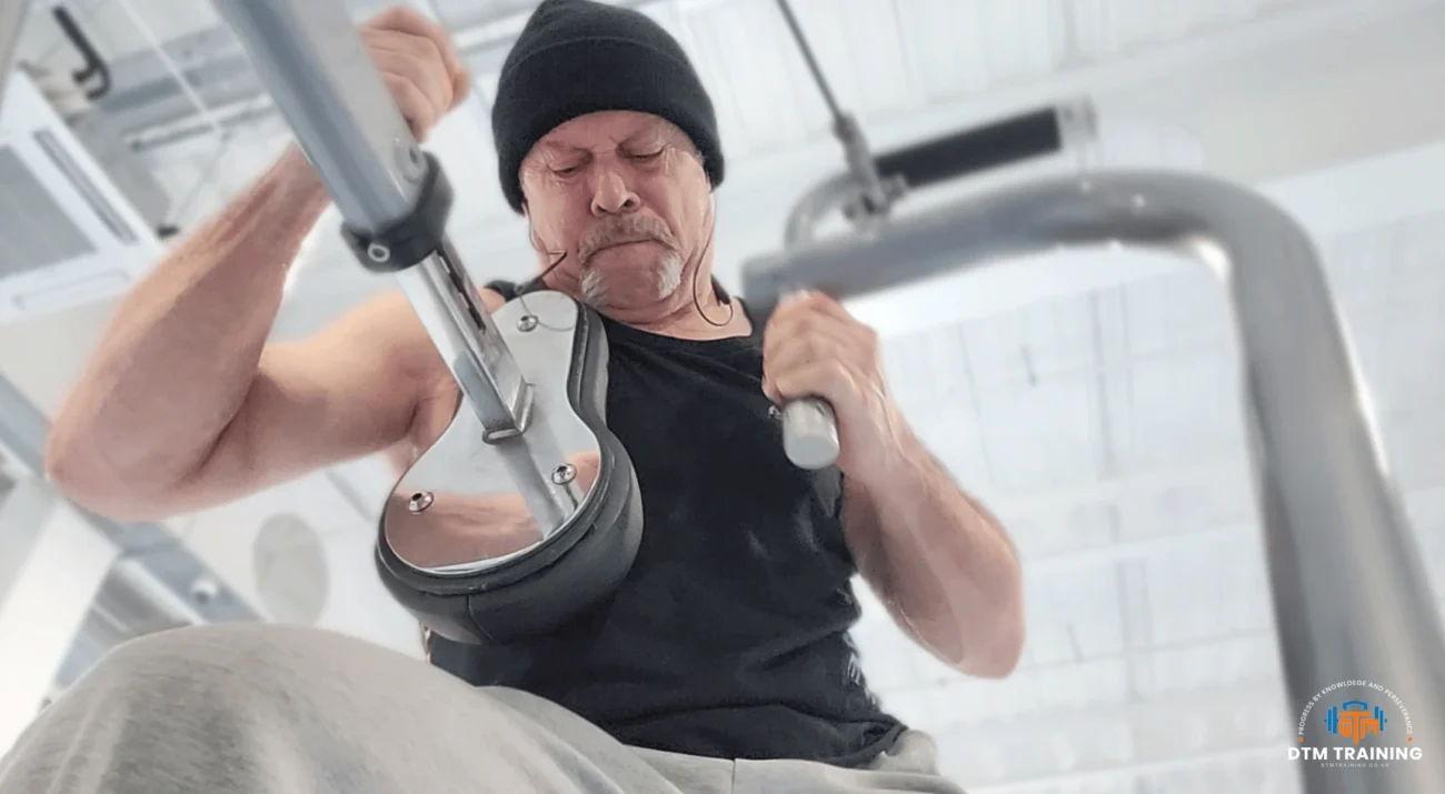 Daniel Batir performing a high-intensity upper body machine exercise during a DTM TRAINING workout session in London.